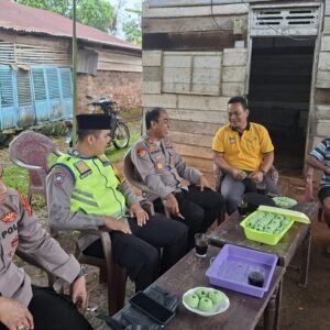 Bentuk Perhatian Terhadap Warga, Polsek Tugumulyo Polres Musi Rawas Terapkan Program Bedah Rumah “Bedulur” di Desa Mataram