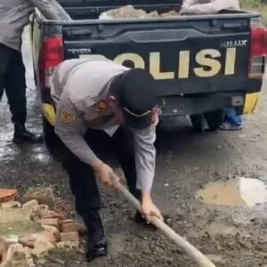 Kembali, Polsek BTS Ulu Polres Musi Rawas Berikan Pelayanan kepada Masyarakat, Timbun Jalan Berlubang