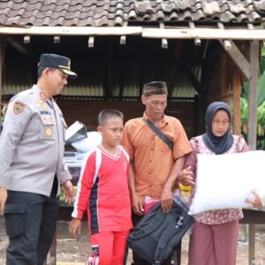 Wujud Kepedulian, Kapolres Musi Rawas dan PCNU Sambangi Korban Kebakaran di desa Wonosari